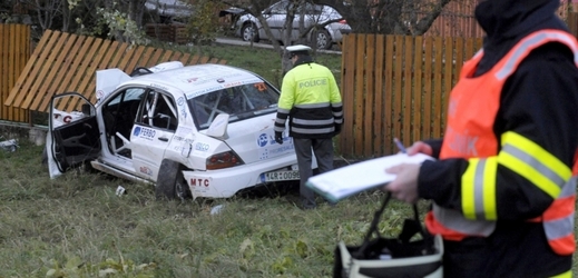 Havarované závodní auto. Havarované závodní auto.