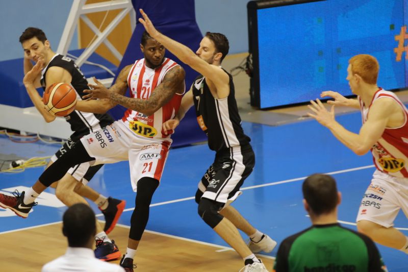 Basketbalisté Pardubic při jednom z ligových zápasů (ilustrační foto).