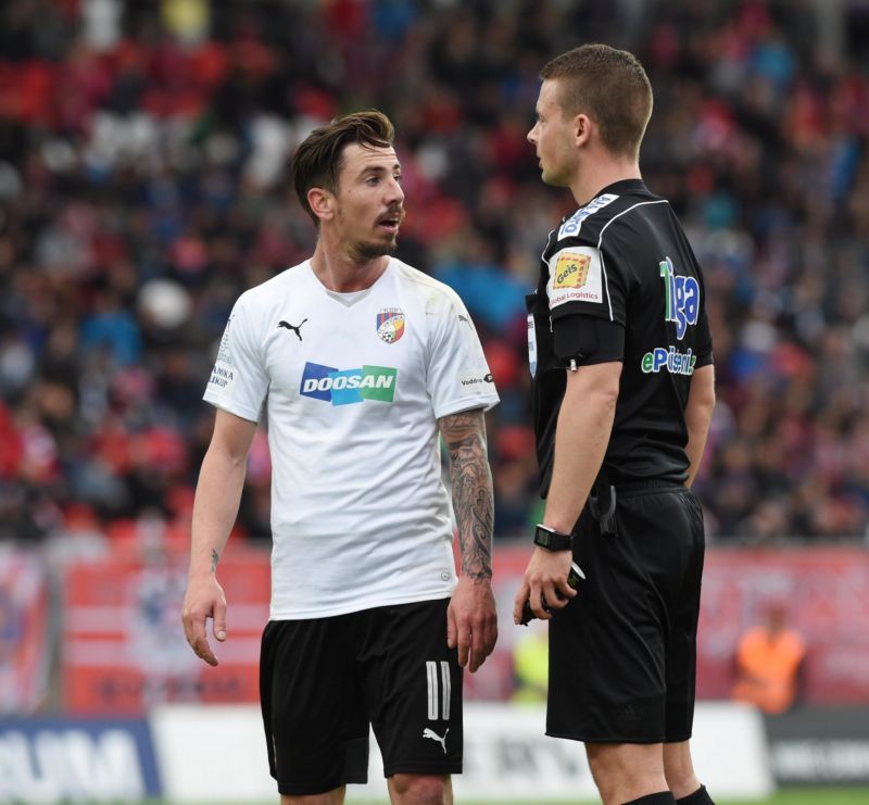 Rozhodčí Pavel Orel v diskuzi s plzeňským Petrželou. 