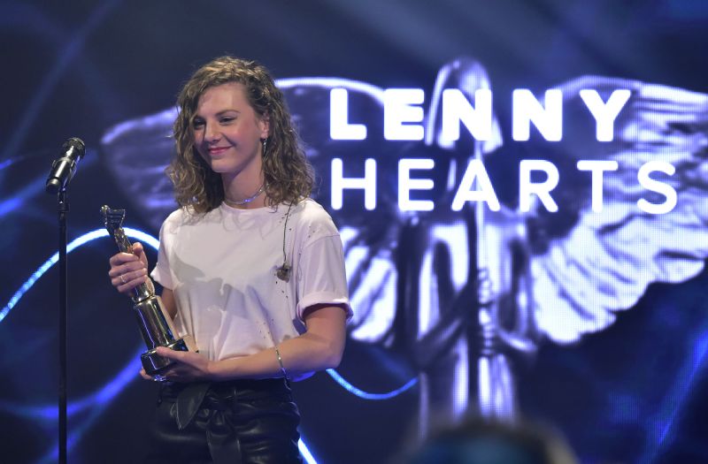 Ceny Akademie populární hudby Anděl 2016: vítězkou kategorie Zpěvačka roku se stala třiadvacetiletá dcera Lenky Filipové vystupující pod jménem Lenny.