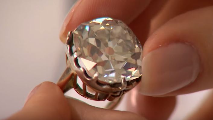 Kámen zasazený ve zlatém kroužku je ve skutečnosti hodnotný bílý diamant. Kámen zasazený ve zlatém kroužku je ve skutečnosti hodnotný bílý diamant.
