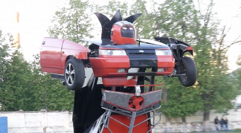 Rus se synem si vyrobili plně funkčního Transformera.