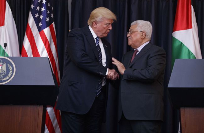 Americký prezident Donald Trump jednal s Mahmúdem Abbásem.