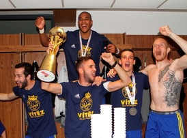 Zlínští fotbalisté si svůj pohárový triumf v kabině náležitě užili.