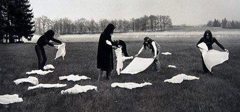 Dílo Zorky Ságlové s názvem Kladení plín u Sudoměře z roku 1970.