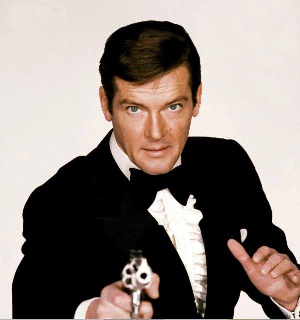 Roger Moore jako agent 007 James Bond.