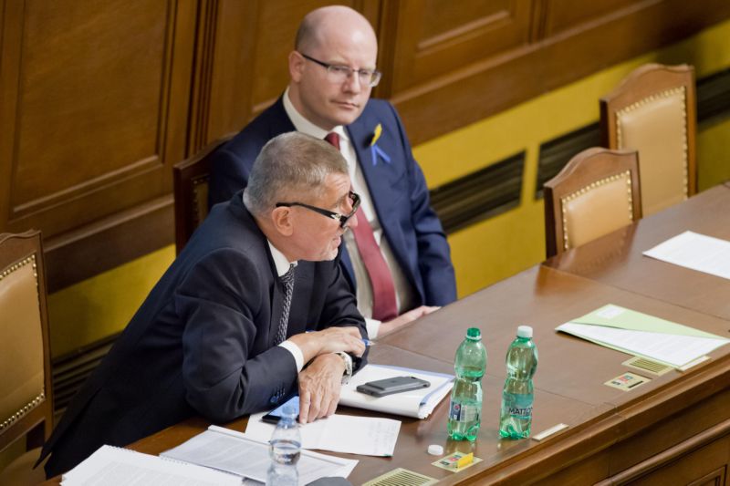 Ministr financí Andrej Babiš (vlevo) a premiér Bohuslav Sobotka.