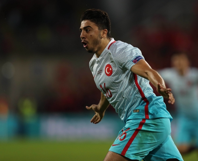 Turecký fotbalista Ozan Tufan. Turecký fotbalista Ozan Tufan.