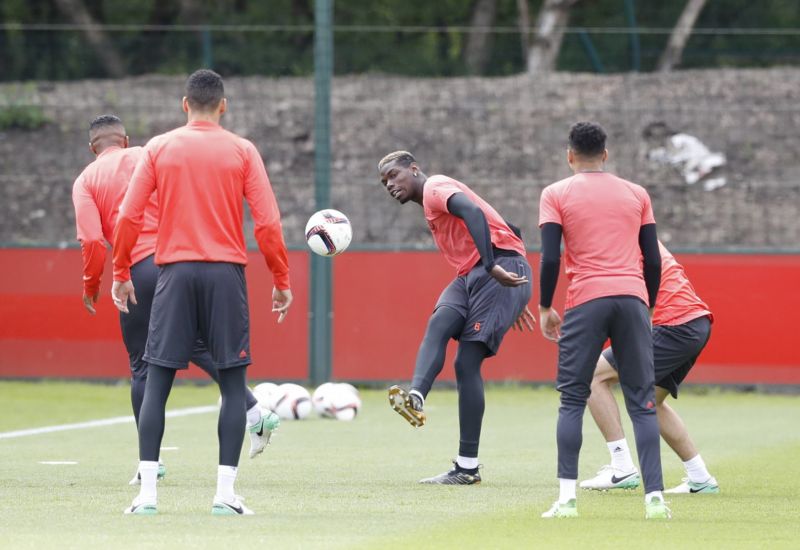 Hráči Manchesteru United při tréninku na finále Evropské ligy. 