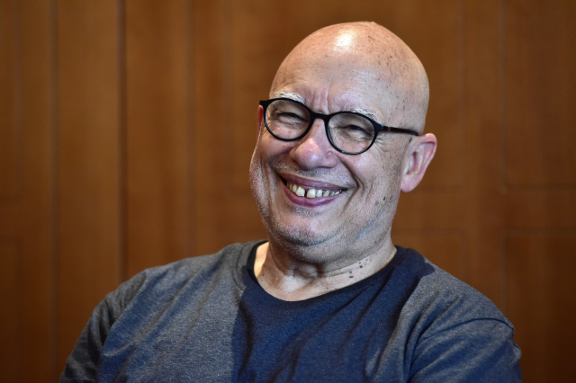 Americký dirigent a klavírista Dennis Russell Davies.