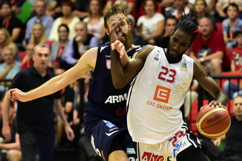 Basketbalisté Nymburka při jednom ze zápasů. Basketbalisté Nymburka při jednom ze zápasů.