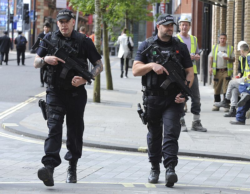 Britští policisté v Manchesteru.