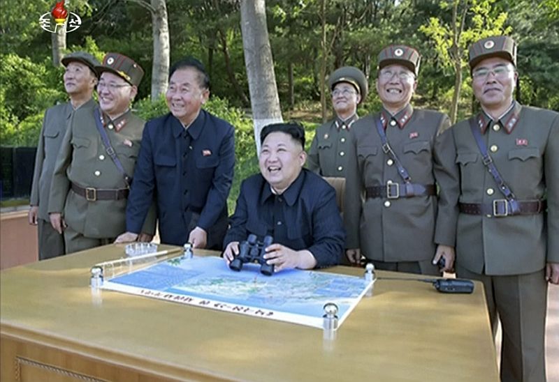 Kim Čong-un se sleduje odpálení severokorejské rakety.