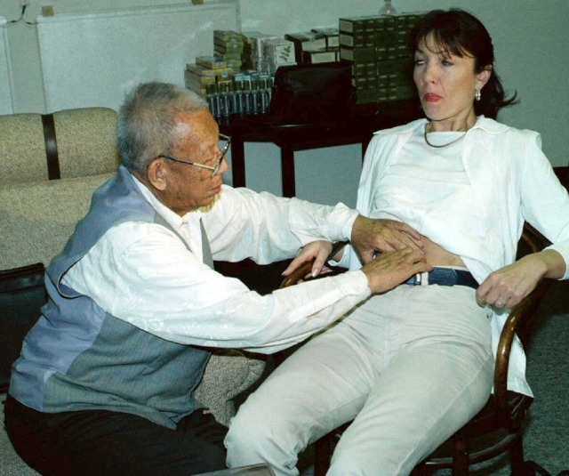 Na snímku z roku 1998 Dalajlámův osobní lékař Lobsang Wangyal vyšetřuje pacientku v Centru východní medicíny v Prachaticích během kursů Základů tibetského lékařství.