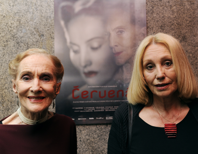 Operní pěvkyně a herečka Soňa Červená (vlevo) a režisérka Olga Sommerová v pražském kině Lucerna při slavnostní premiéře dokumentárního filmu Sommerové Červená.
