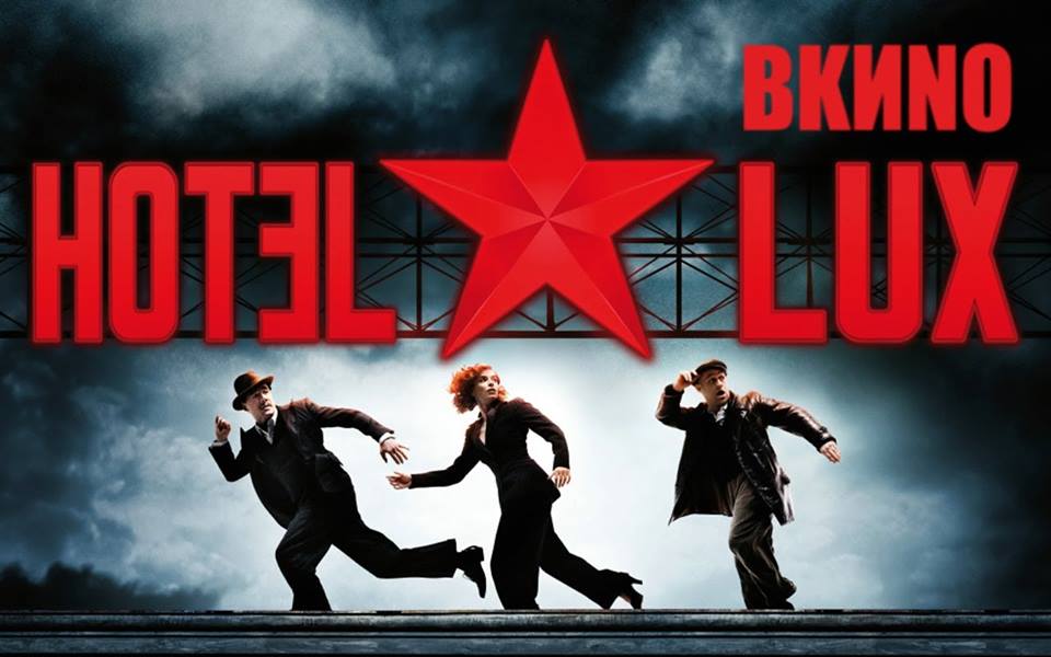 Snímek z německého komediálního filmu Hotel Lux (2011).