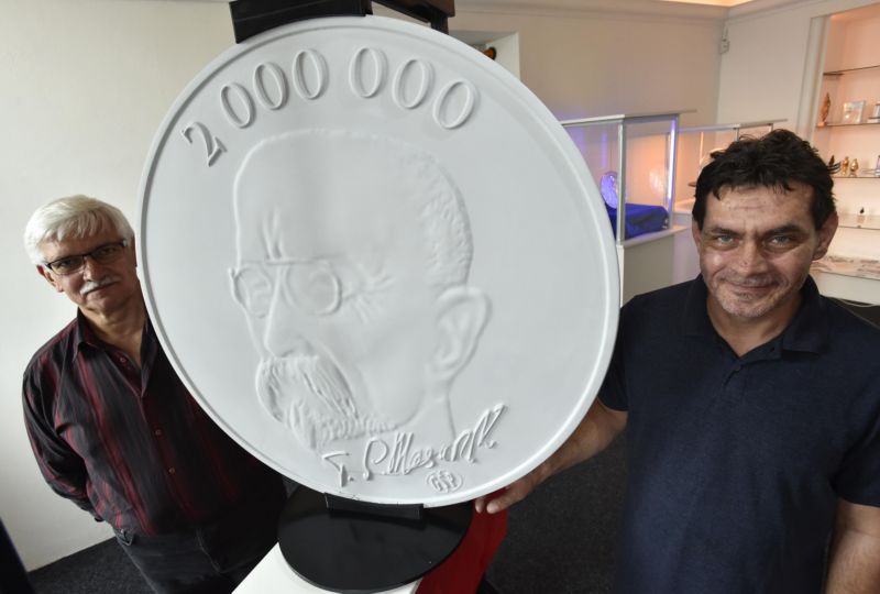 Na ražbu velké mince bude potřeba až 500 kilogramů stříbra. Na ražbu velké mince bude potřeba až 500 kilogramů stříbra.