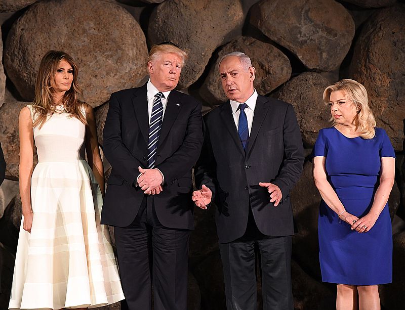 Americký prezident Donald Trump s manželkou a izraelský premiér Benjamin Netanjahu s manželkou během návštěvy památníku Jad vašem.