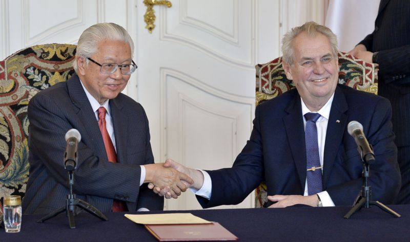 Zleva singapurský prezident Tony Tan a prezident Miloš Zeman si podávají ruce při společném setkání v Praze.