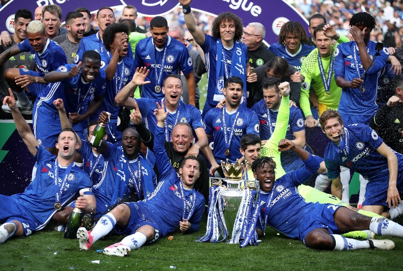 Takhle hráči Chelsea slavili na hřišti, oslavnou jízdu městem klub raději zrušil. Takhle hráči Chelsea slavili na hřišti, oslavnou jízdu městem klub raději zrušil.