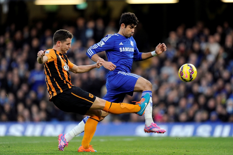 Alex Bruce (vlevo) v souboji s útočníkem Chelsea Diegem Costou. Alex Bruce (vlevo) v souboji s útočníkem Chelsea Diegem Costou.