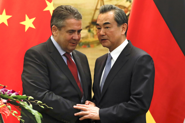 Ministr zahraničí S. Gabriel a jeho čínský protějšek Wang I. 