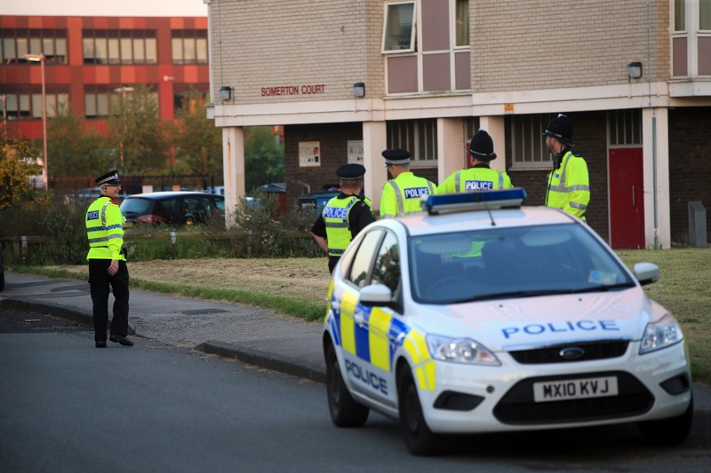Policie při zatýkání ženy, kterou následně z vazby propustili.