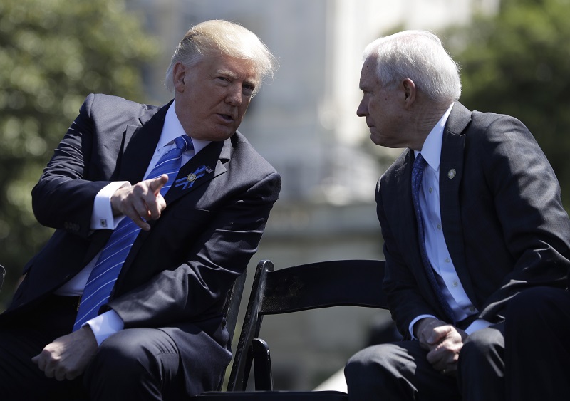 Prezident Donald Trump při rozhovoru s ministrem spravedlnosti Jeffem Sessionsem.