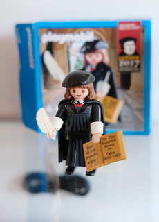 Postavička otce německé reformace s biblí v ruce od firmy Playmobil je prý velkým trhákem.