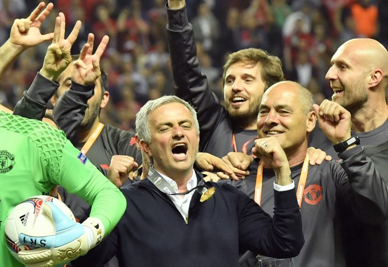 Portugalský trenér Manchesteru United José Mourinho křepčil s trofejí jako malý kluk.