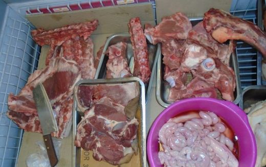 Uvedené živočišné produkty nebyly nijak označeny a nenacházely se v originálních obalech výrobce. Uvedené živočišné produkty nebyly nijak označeny a nenacházely se v originálních obalech výrobce.