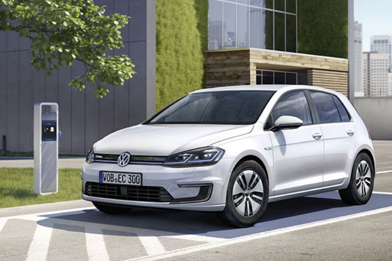Upoutávku na internetový prodej elektromobilů dělá e-Golf (ilustrační foto).