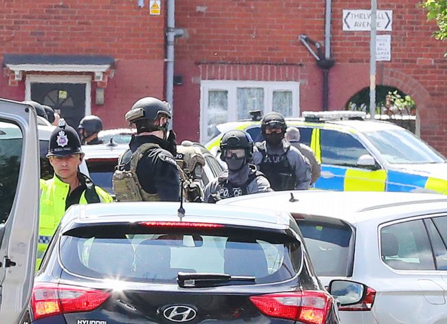 Policie vyšetřuje pondělní atentát v britském Manchesteru. Policie vyšetřuje pondělní atentát v britském Manchesteru.