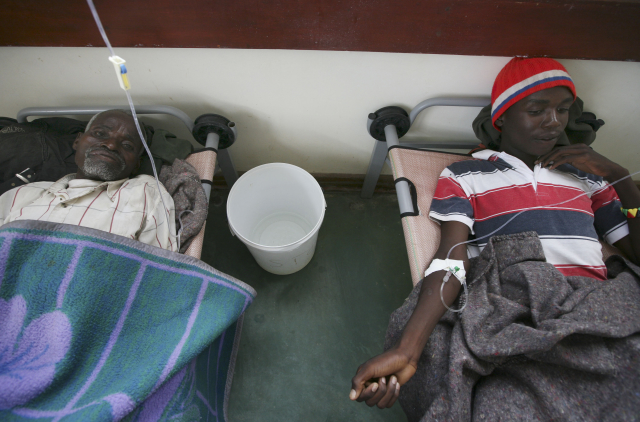 Cholera se v Asii a Africe nejčastěji šíří kontaminovanou vodou či potravinou. Cholera se v Asii a Africe nejčastěji šíří kontaminovanou vodou či potravinou.