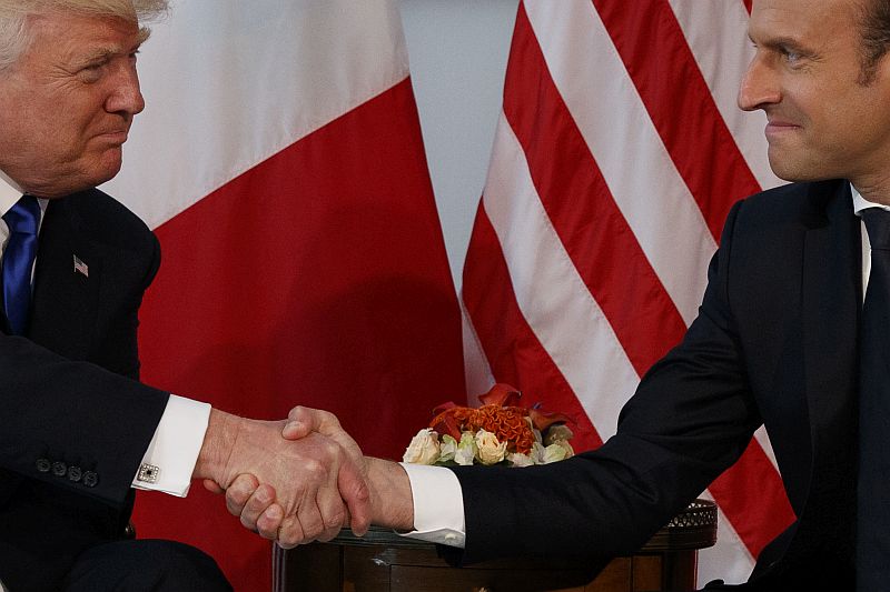 Trump si s Macronem před objektivy fotoaparátů a kamer podali ruce. Trump si s Macronem před objektivy fotoaparátů a kamer podali ruce.