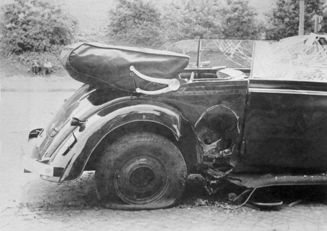 Heydrichův automobil byl vrženou pumou poškozen v Kichmayerově ulici v Holešovičkách.