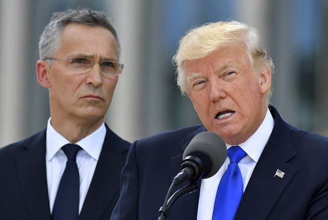 Zleva Jens Stoltenberg  a americký prezident Donald Trump.
