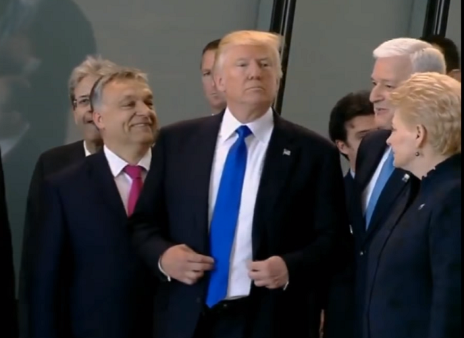Donald Trump se při summitu prodral do čela. 