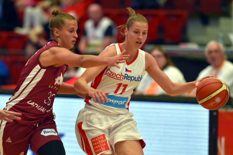 Basketbalistka Elhotová v souboji s jednou z Lotyšek.