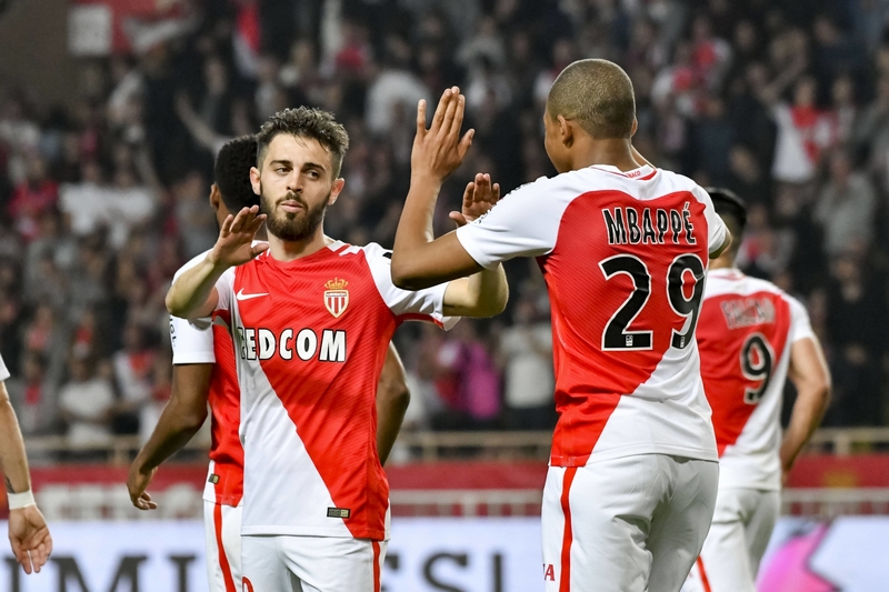 Bernardo Silva se spoluhráčem Mbappém v dresu Monaka.