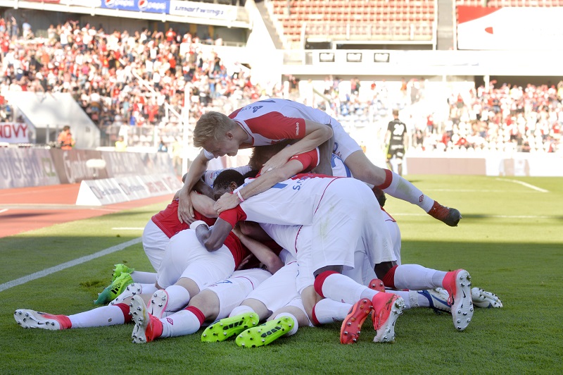Radost fotbalistů Slavie po výhrou nad Brnem, která jim zajistila ligový titul