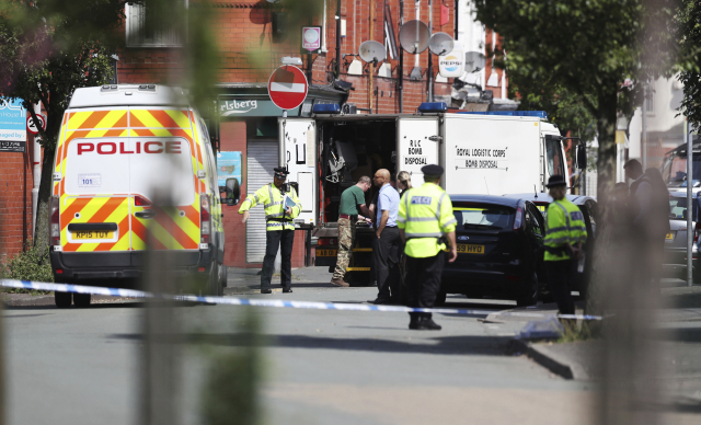 Britská policie prohledává po pondělním útoku několik domů v Manchesteru.
