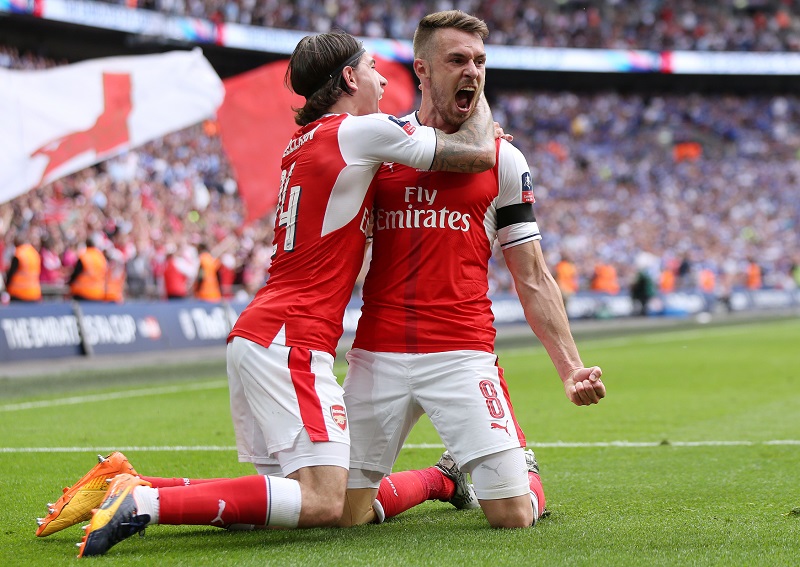 Fotbalisté Arsenalu oslavují gól do sítě Chelsea 