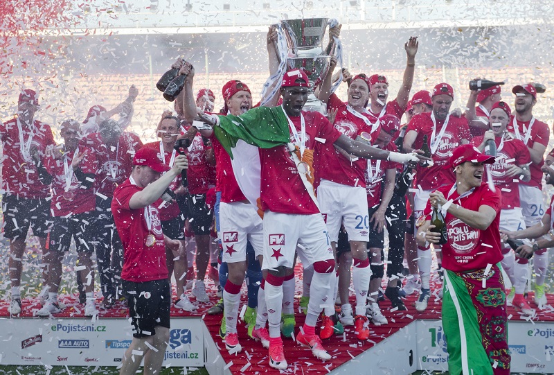 Slavia slaví po osmi letech ligový titul. Radost sešívaných propukla na hřišti společně s vyprodaných Strahovem