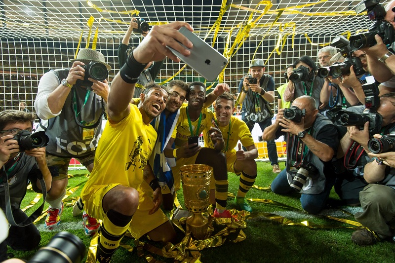 Fotbalisté Dortmundu slaví po výhře v německé lize