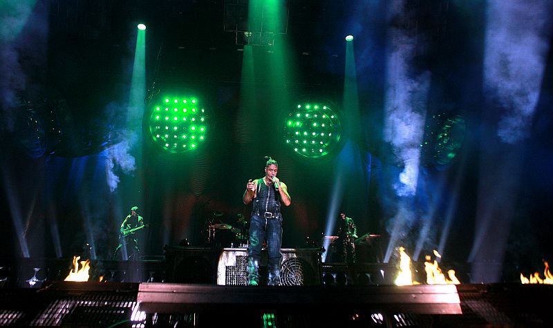 Rammstein při pražském koncertu v roce 2011.