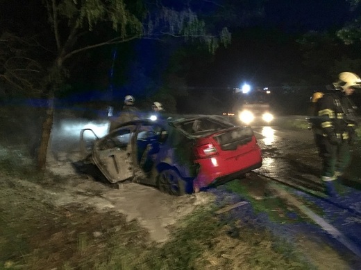 Vrak odstavený na kraji silnice, jak ho opilý Čermák "zaparkoval".