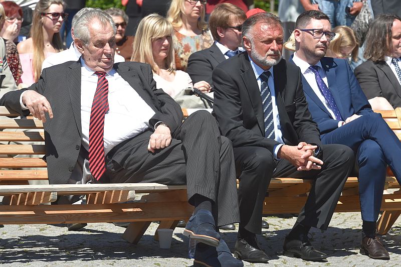 Prezident Miloš Zeman (vlevo) při návštěvě obce Lidice.
