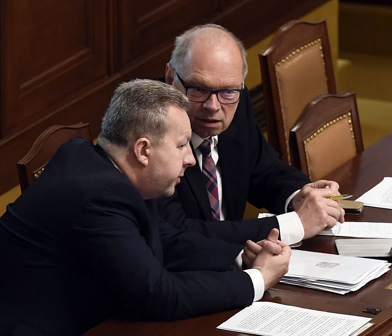 Vicepremiér a ministr životního prostředí Richard Brabec (vlevo) a ministr financí Ivan Pilný.