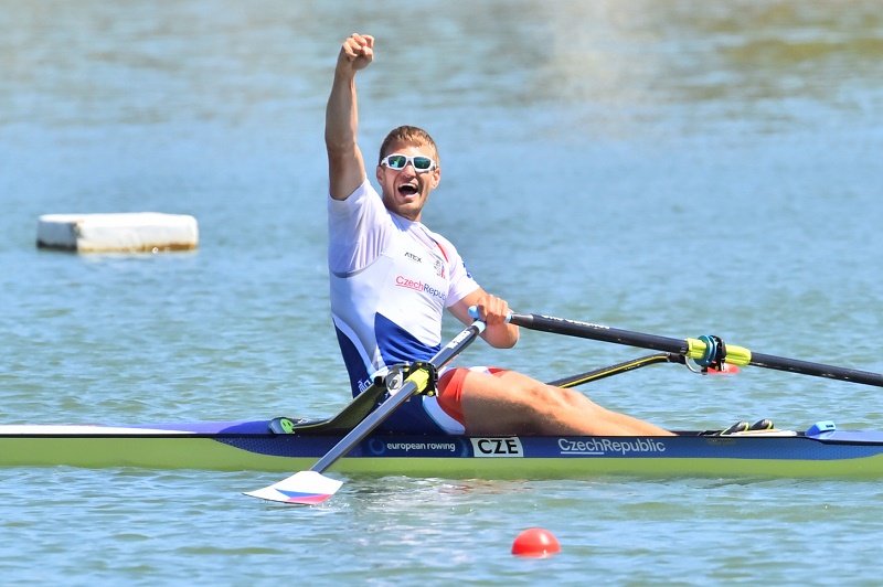 Skifař Ondřej Synek se raduje z vítězství v Račičích